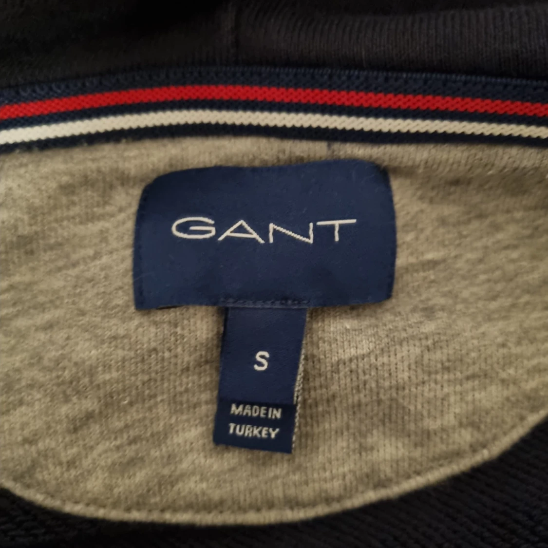 Svart hoodie med dragkedja från GANT - 1