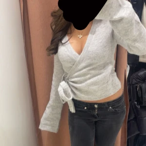 Grå knyt tröja - säljer den här fina mysiga tröjan från gina som tyvärr inte kommer till användning! passar perfekt till hösten/vintern