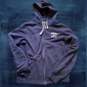 Morris Hoodie - Hej! Säljer nu en riktigt snygg marinblå hoodie från Morris med dragkedja. Hoodien är i storlek M och perfekt på dagar där det är lite kyligare och man vill ha något skönt men samtidigt varmt. Hör av dig vid frågor eller funderingar!