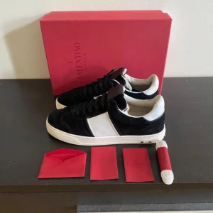 Valentino Flycrew - Valentino Flycrew, box, kort och snören, självklart äkta