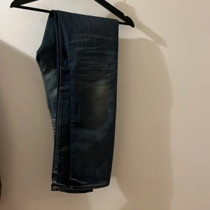 Mörkblå jeans från Nudie Jeans - Snygga blåa jeans från nudie jeans, riktigt snygg tvätt. Modell: grim trim färg: worn in broke
