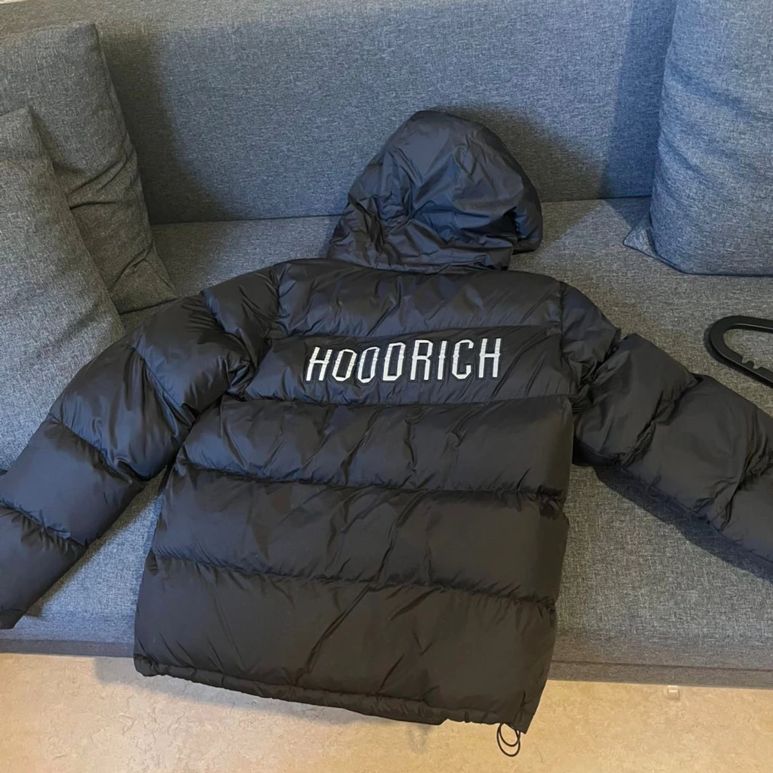 Svart pufferjacka från Hoodrich - 1