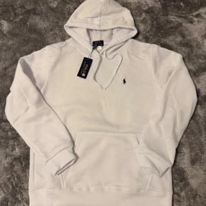 Ralph lauren Hoodie - En vit hoodie som är från polo. Den är i storlek M och är i samma skick som jag fick den i( Ny)