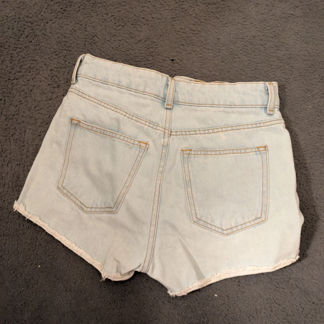 Ljusblå denimshorts med fransig kant - 1