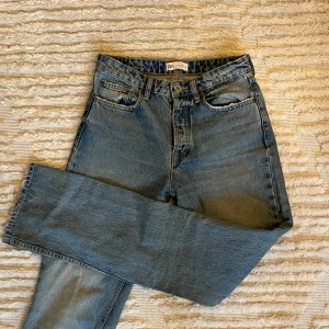 Blå raka jeans från Zara - De klassiska blåa jeansen från Zara som tyvärr inte säljs längre. De har rak passform och är Mid Rise, de funkar till allt och är använda några gånger men fortfarande bra kvalité 🫶🏼 Är även hur lätta som helst att sprätta upp nedtill hemma ifall man önskar en mer utsvängd passform!