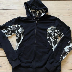 Undercover But Beautiful Zip Up - Strl M, så snygg