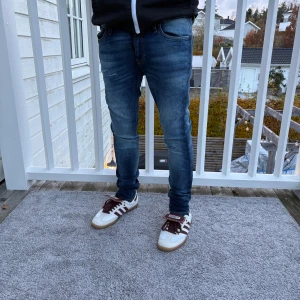 Jack and Jones jeans W29/L30 - Säljer ett par sjukt feta jeans från Jack and jones med modellen skinny liam. Det är mycket bra skick på dem 9/10. Storlek W29/L30. Skriv vid frågor!