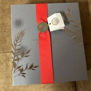 Rituals presentbox med parfym - Snygg presentbox från Rituals med parfym, duschskum, 2-i-1 hår- och kroppstvätt samt body lotion. Volym: duschskum 200 ml, hår- och kroppstvätt 200 ml, body lotion 70 ml. Ingredienser som activated charcoal, mint och cedar wood syns på produkterna.