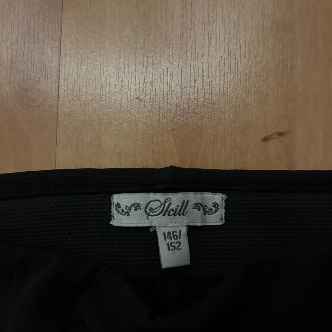 Svart kjol med volang från Skill - 2