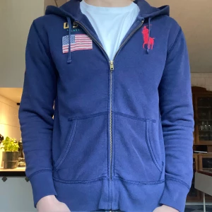 Ralph Lauren Zip - Riktigt snygg Ralph Lauren Zip Hoodie som jag säljer pga att den blivit för liten. Toppen skick i storlek XS-S. Passar dig som är ca 160-170. Priset ej hugget i sten. Skriv vid frågor och funderingar😇