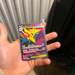 Mega Manectric EX - Mega Manectric EX är ett coolt och färgstarkt Pokémon-samlarkort med elektrisk design och kraftfulla attacker. Perfekt för dig som älskar Pokémon och vill boosta din samling med ett unikt och glittrande kort. Passar både samlare och spelare som vill sticka ut!