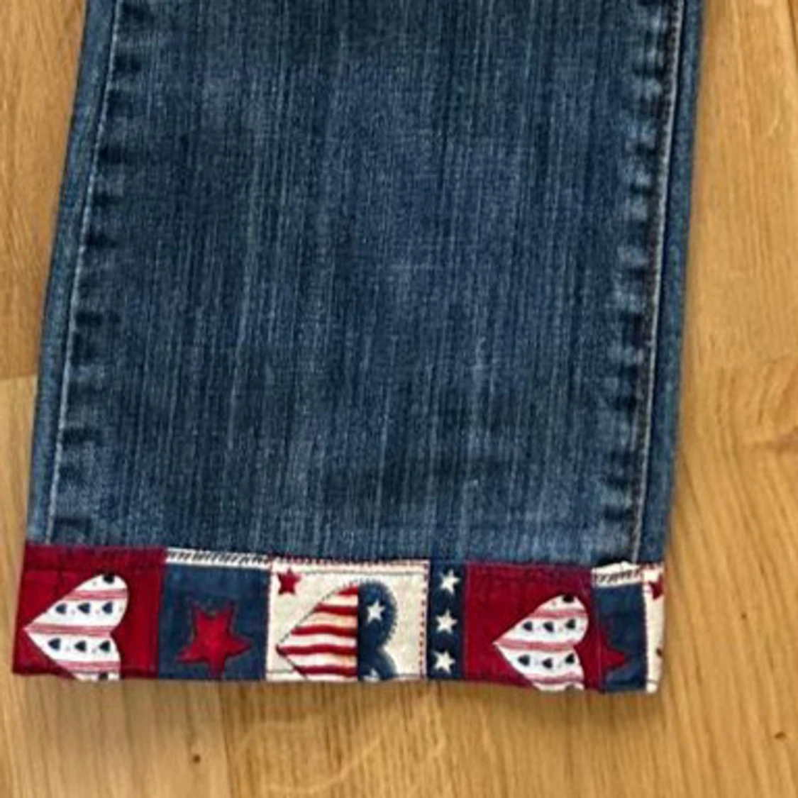Blå jeans med broderad kant och hjärtan - 2