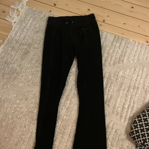 Svarta jättesköna byxor från  juicy couture - Jättesköna svarta byxor. Passar mig bra perfekt och jag är 162cm.