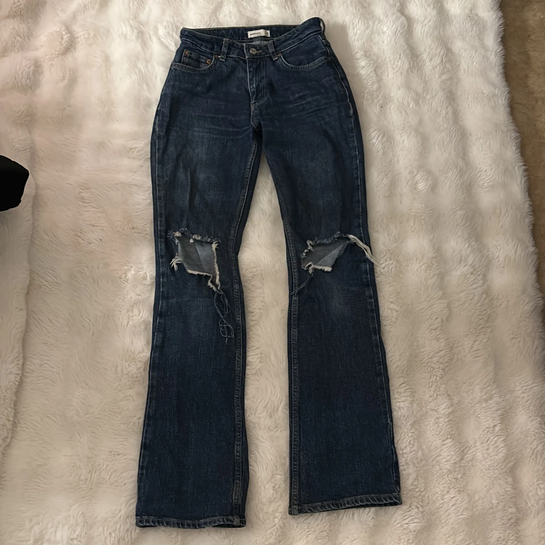 Blå bootcut jeans från Gina Tricot