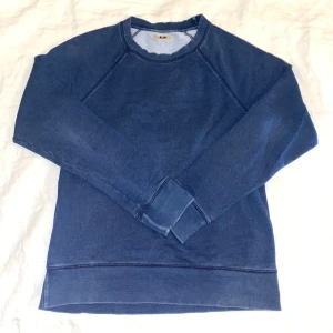 ACNE STUDIOS SWEATSHIRT MÖRKBLÅ - supercool sweatshirt från acne studios, som nu ska hitta en nytt hem! den är i jättefint skick.  liknande tröjor från acne kostar uppemot 3500-4500kr så om du frågar mig är detta ett riktigt kap ;)  storlek s                                             tveka inte att höra av dig om du har fler frågor ♡︎ 