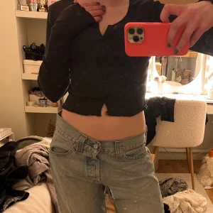 Söt topp  - Säljer en jätte söt mörkblå ribbad croppad kofta. Den är köpt för några år sen men är i väldigt gott skick! Det är barn storlek 170. Jätte söt nu till vintern 💕💕