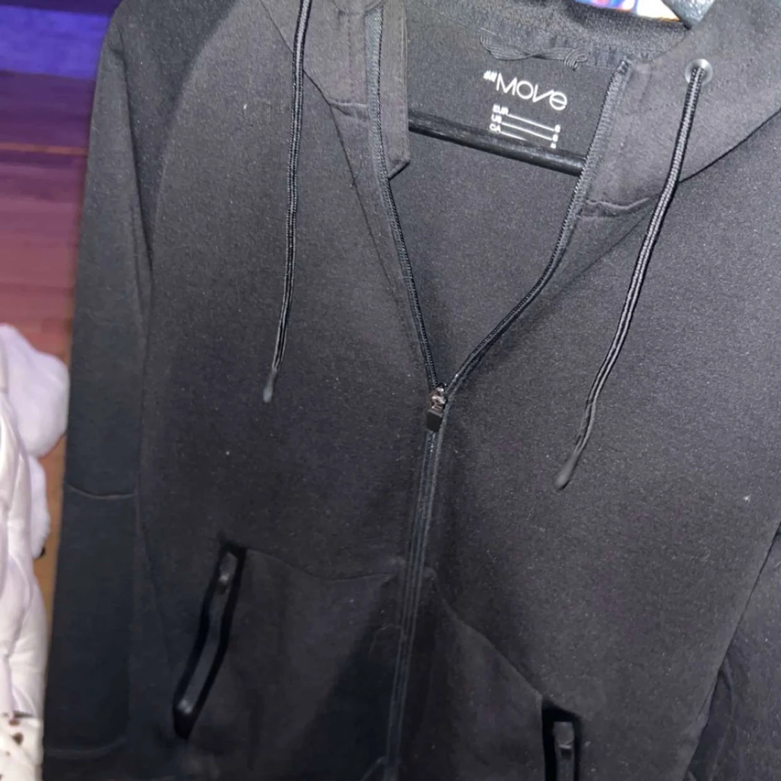 Svart hoodie från H&M Move med dragkedja