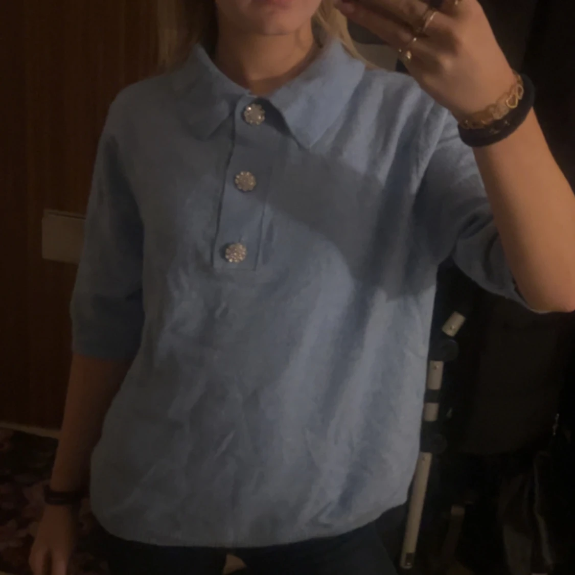 Ljus blå tröja med diamant knappar  - 1