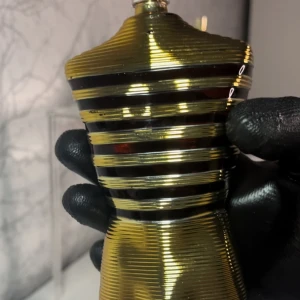 Le Male Elixir 2ml sample - Upptäck Jean Paul Gaultier Le Male Elixir i en smidig 2ml sample. Perfekt för dig som vill testa en ikonisk doft med vanilj, honung och amber som framträdande noter. Snygg flaska och lyxig känsla – ett måste för din samling.