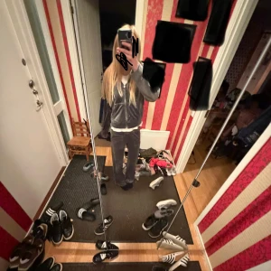 Mjukis sett - Säljer ett par grå mjukisbyxor i mjukt velourmaterial och en zip hoodie i mjukt material . Byxorna har bred resår i midjan med snörning och två stora fickor fram. Passformen är loose och benen är raka. Zip hoodien är losse med två store fickor framme med en luva 💕 100 kr för båda. M i zip hoodien och XS i byxorna.