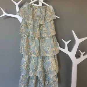 Lojsan Wallin grön klänning  - Superfin maxiklänning från lojsan wallin x NA-KD. Storlek 36, aldrig använd med lappen kvar. Säljer på grund av att jag har för många klänningar som ej kommer till användning!❤️säljer för nypris 1300 men kan diskuteras! 