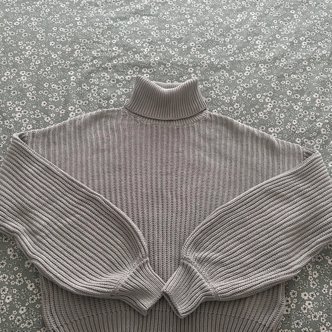 Grå stickad polotröja från NA-KD