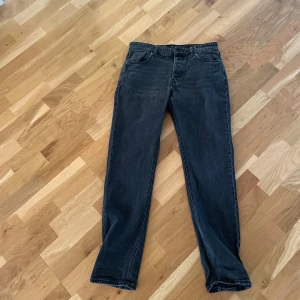 Svarta Jeans Ray Straight - Svarta/Grå jeans från Neuw. Sparsamt använda i mycket fint skick. Storlek 33/34. Nypris 1499kr