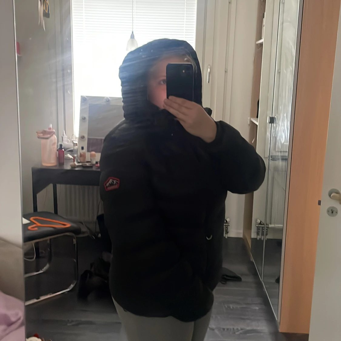 Svart pufferjacka med huva - 3