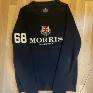 Morris tröja - Svart stickad tröja från Morris med broderad logga och brittisk flagga på bröstet samt siffran 68 på ärmen. Helt ny skick inga defekter, riktigt fet🙌