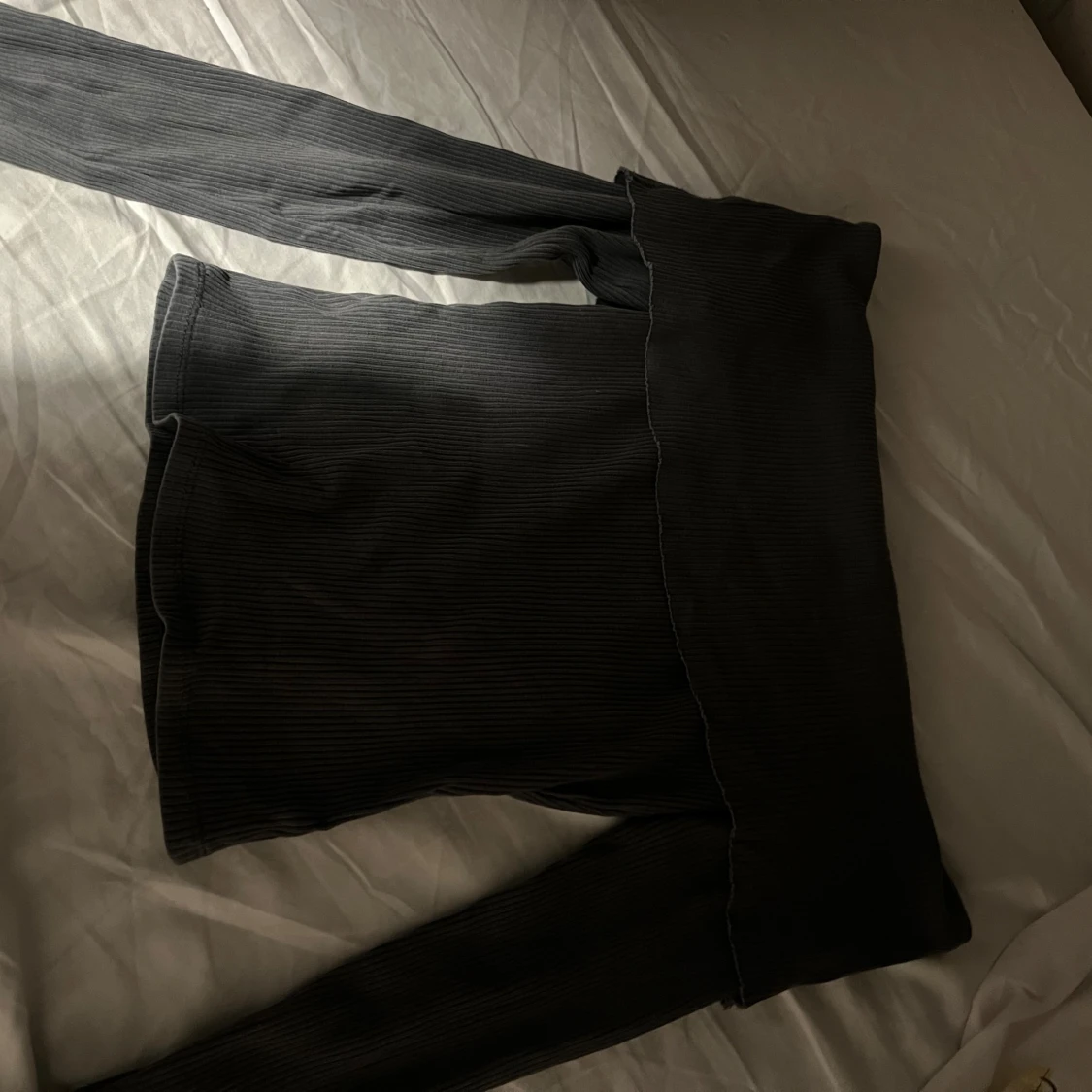 Mörkgrå offshoulder ribbad tröja