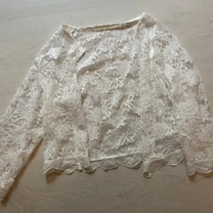 Vit spetsblus med blommönster - Spets kofta köpt vintage i vit aldrig använd passar storlek S-L. Koftan går att knäppa framtill och går att ha själv eller över något.  #lace #top #white #stockholmstyle #bluzka #kofta #trend #cardigan #vintage #coquette