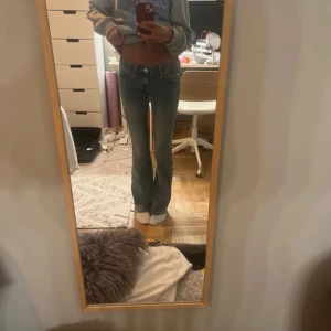 True Religion Joey Low Rise Flare Jeans - Säljer ett par ljusblå True Religion Joey jeans med låg midja