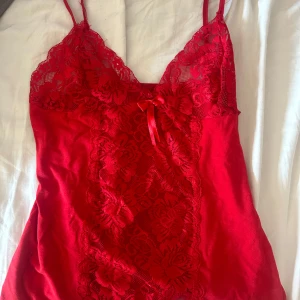 Röd spets topp - Så fin röd topp!! Storlek S/M ❤️❤️💕