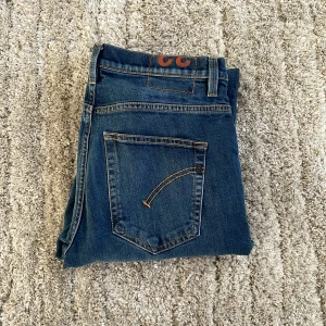 Blå jeansbyxor från dondup - Snygga blå jeans från dondup. Nypris ca 3500kr. Mitt pris 999kr. Modellen är ca 180. Hör av dig vid funderingar.