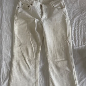 Vita bootcut jeans - Snygga vita jeans med bootcut passform och klassiska bakfickor. Använda ungefär 2-3 gånger. Jättefina nu på hösten, mycket bra skick. Köpta för 500kr