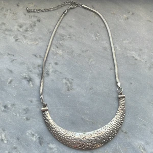 Silverfärgat halsband - Silverfärgat halsband, sliten metall därav priset💕
