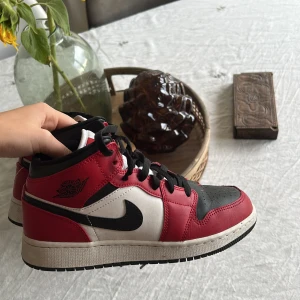 INTRESSEKOLL!!! - Intressekoll på ett par ikoniska Nike Air Jordan 1 i Chicago-färger. Ena skon har lite rosa färg på sig men det syns knappt! Dm mig om ni undrar någonting!