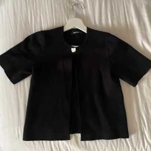Svart cardigan ”kofta” från Gina Tricot - Säljer denna för att den inte kommit till användning särskilt mycket. Vill du ha bild på hur den sitter på så är det bara att skriva till mig privat så fixar jag det!