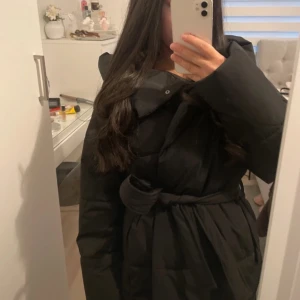 Svart knyt jacka - Nytt skick köpt för 1200 kr