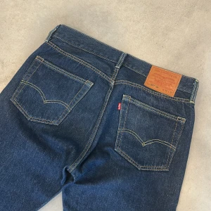 Levis 501 - Säljer sprillans nya Levis 501 i en raw denim look, sjukt fet tvätt till ruggit pris 