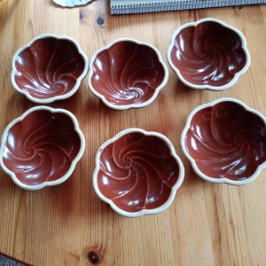 Sex små uppläggningsfat bruna porslin  - Sex små uppläggningsfat bruna porslin, 11 cm stora.