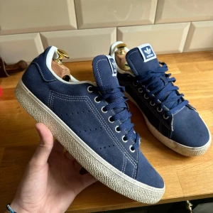 Adidas stan smith  - Ett par riktigt schyssta Adidas stan smith  . Storlek 44. .  Fint skick.,  köp för endast 600🤝