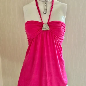 Rosa bandeau topp med strassdetalj - Fuchsia pink Y2K halterneck top with rhinestones will fit s/m  Kolla gärna på mina andra mina andra annonser 