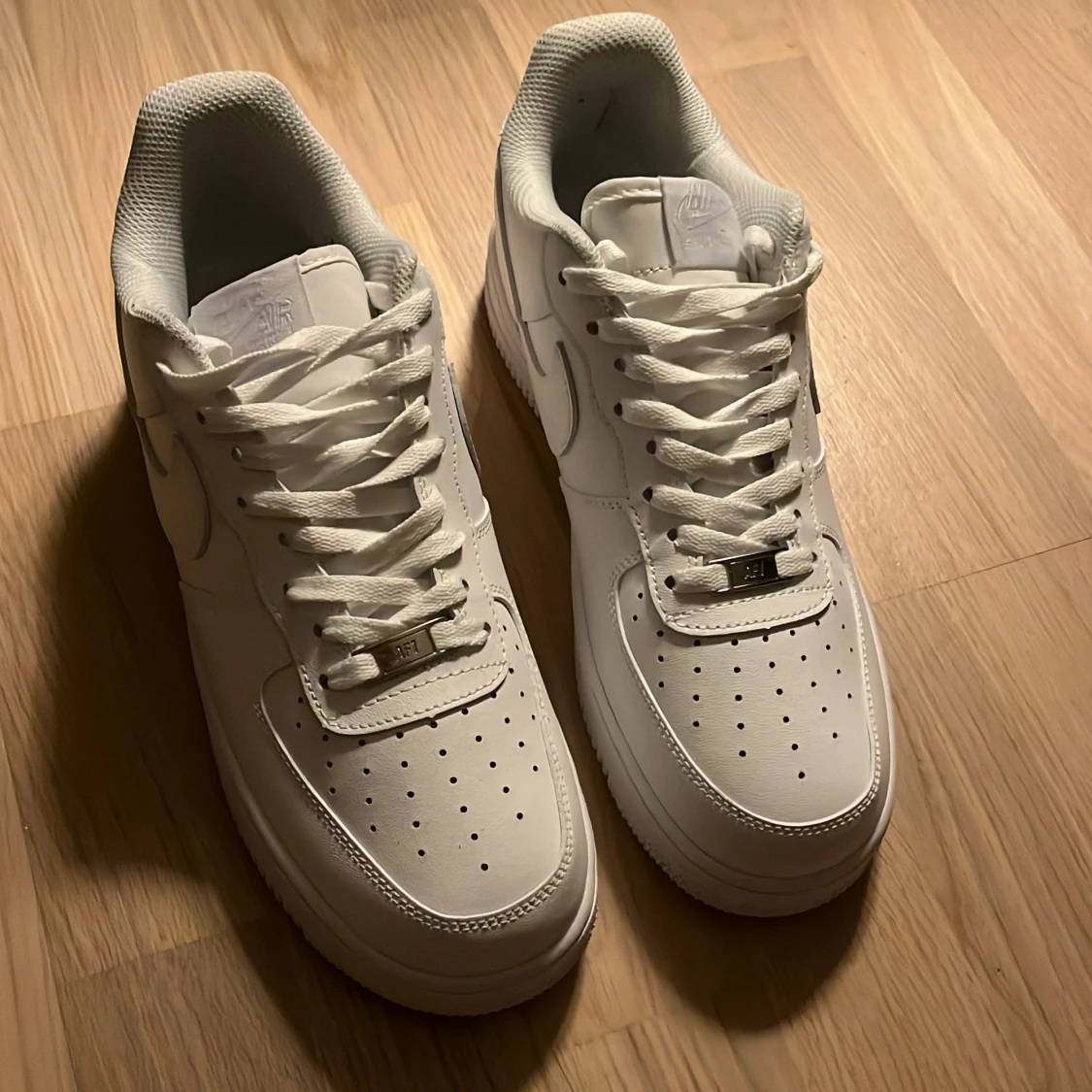 Nike Air Force 1 helvita sneakers
