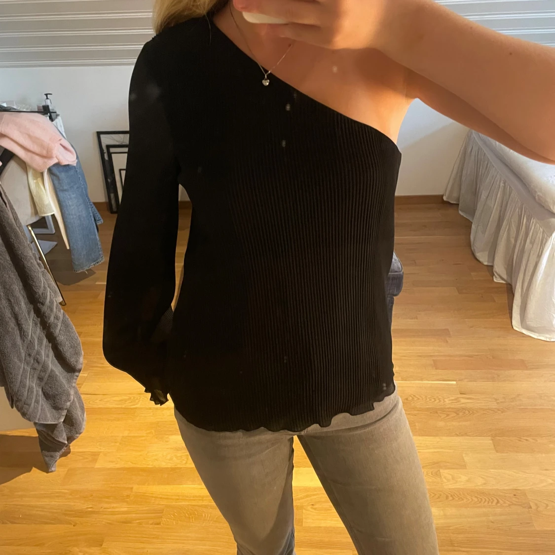 Svart ribbad oneshoulder topp