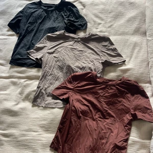 3-pack basic t-shirts i olika färger - Tre stilrena basic t-shirts (skimsdupe) i svart, beige och brun. Alla har klassisk rund halsringning och kort ärm. Går att köpa separat 20kr st eller alla 3 för 50kr!!