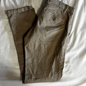Beige chinos Dressmann  - Chinos köpta på Dressman i beige färg. Använda men omhändertagna.   Storlek: W30 L32.   Hör gärna av dig för fler bilder eller ytterligare information.