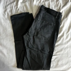 Dressmann chinos - Chinos köpta på Dressman i mörkgrå färg. Använda men omhändertagna.   Storlek: W30 L30.   Hör gärna av dig för fler bilder eller ytterligare information.