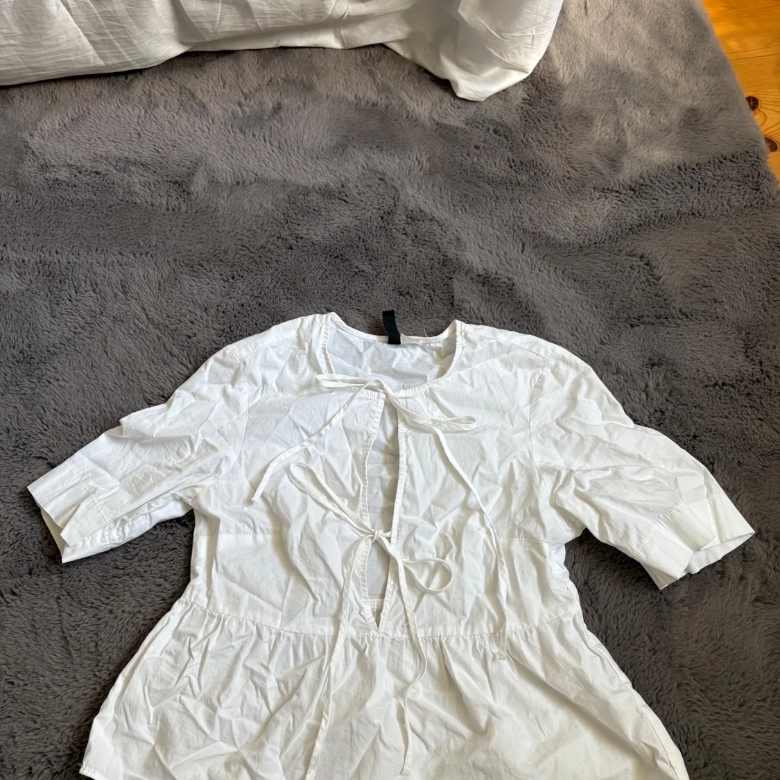 Vit blus med snörning 