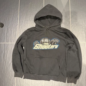 Svart hoodie Trapstar Shooters - Storlek M men passar nog lite mer åt S hållet, Använd men i bra skick. Bara att skriva vid frågor!